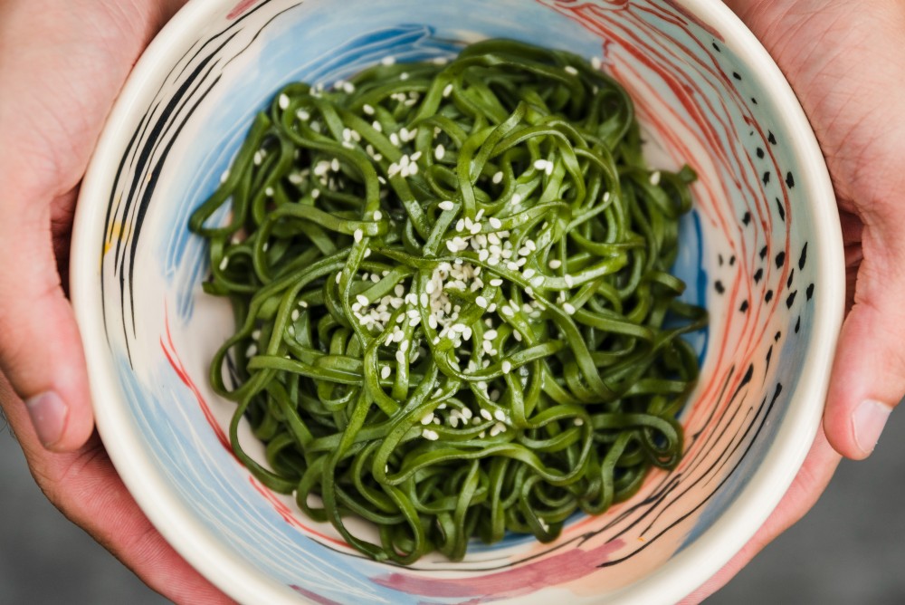 fotografia di una insalata di alghe in una ciotolina