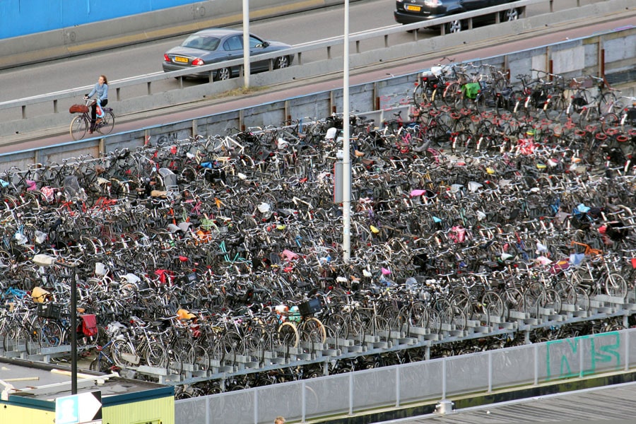 Un parcheggio di biciclette ad Amsterdam