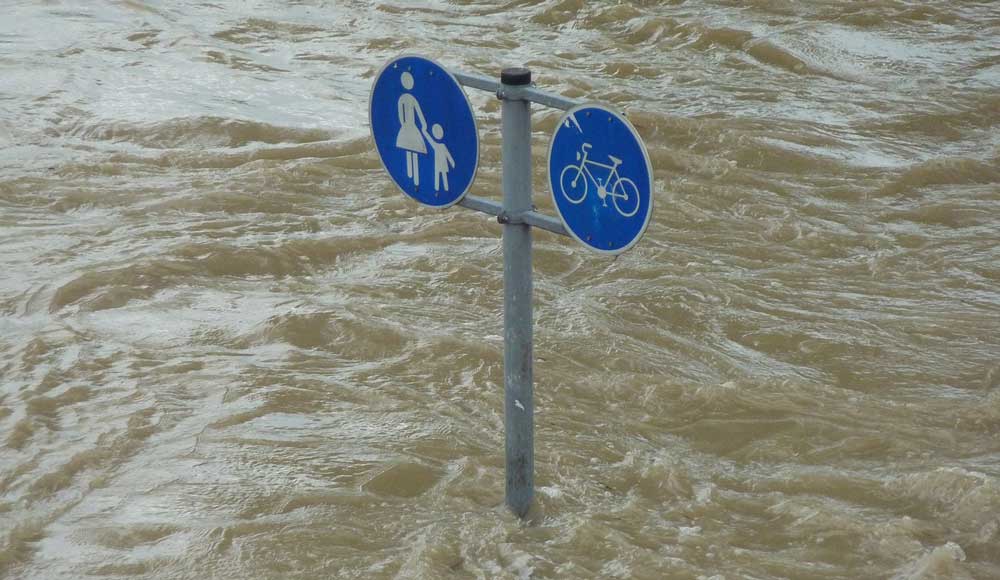 cartello stradale immerso nell'acqua di una alluvione