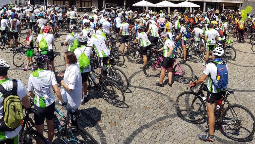 Centinaia di ciclisti in partenza per un'edizione della Global Biking Initiative