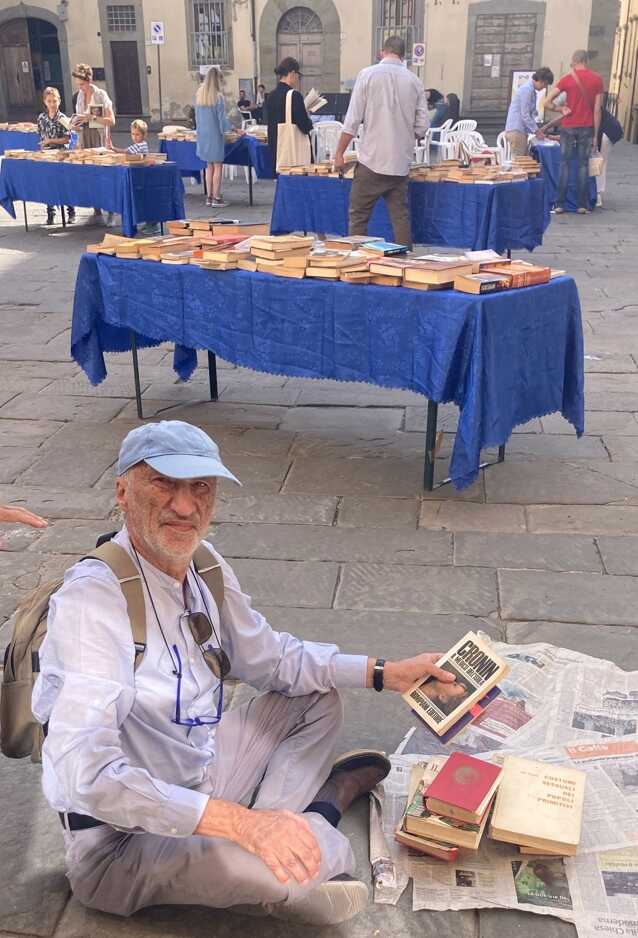 fotografia di un signore che ha acquistato libri partecipando all'iniziativa Uno, Nessuno, Centomila
