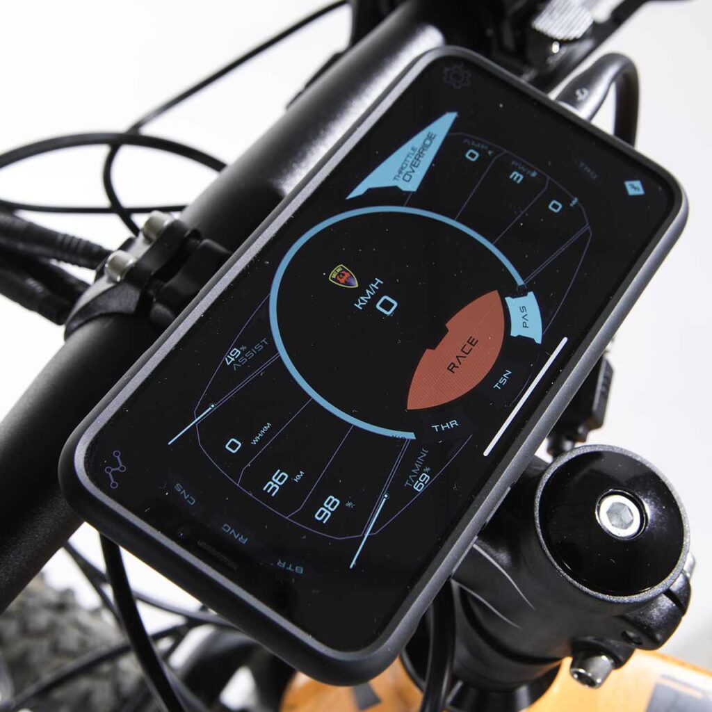 fotografia dell'App Bikee Bike su Smartphone installato a manubrio