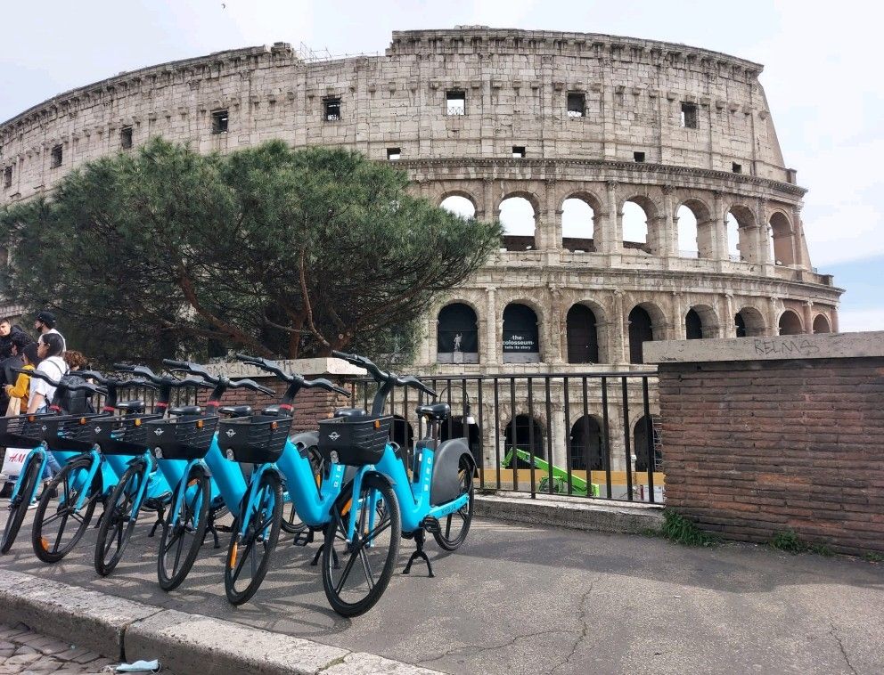 Fotografia di bici elettriche presso il Colosseo