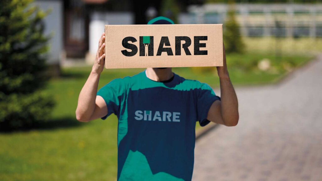 Fotografia di una persona con il pacco di Share