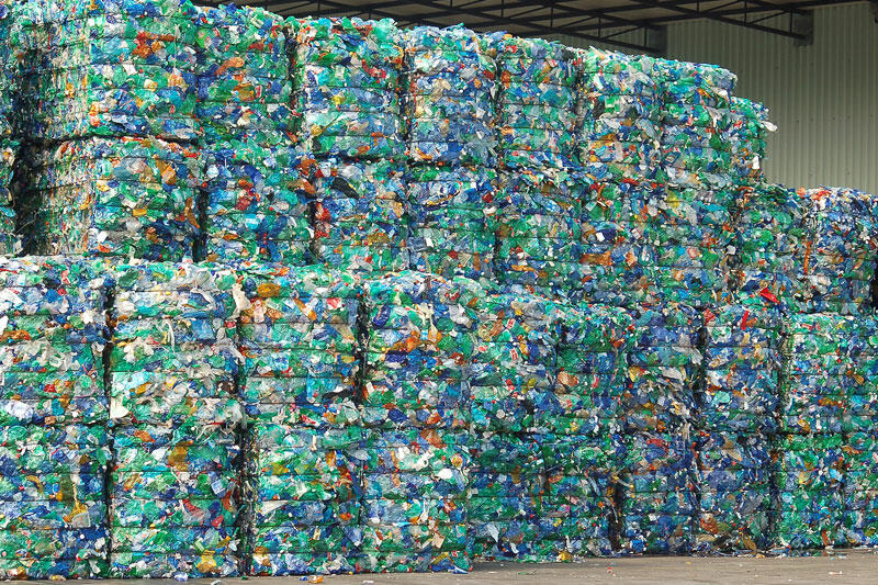 Fotografia dei blocchi di plastica raccolti e compattati