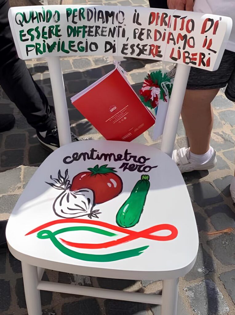 Fotografia della sedia donata al presidente Sergio Mattarella da Centimetro Zero
