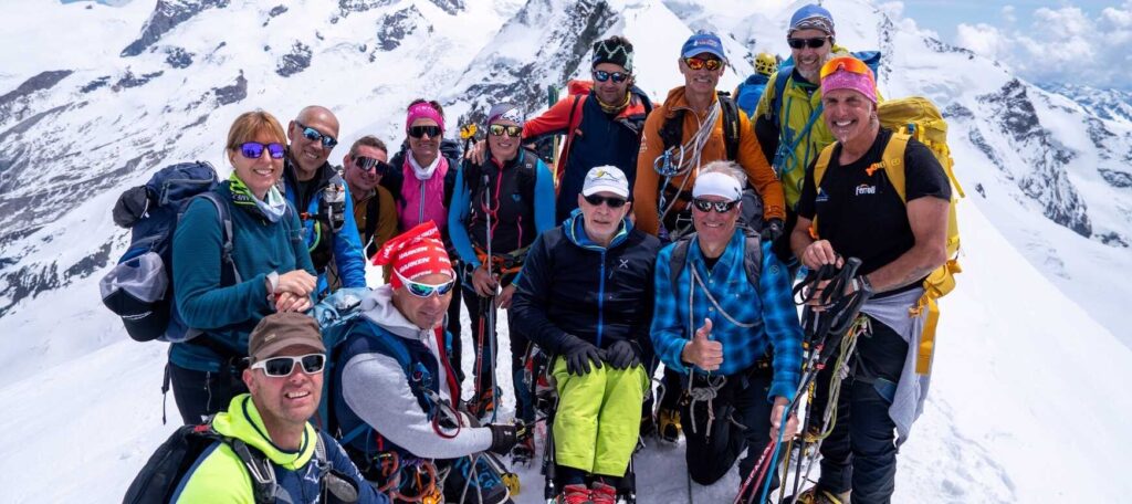 Fotografia degli Alpinisti InSuperAbili in cima al Breithorn