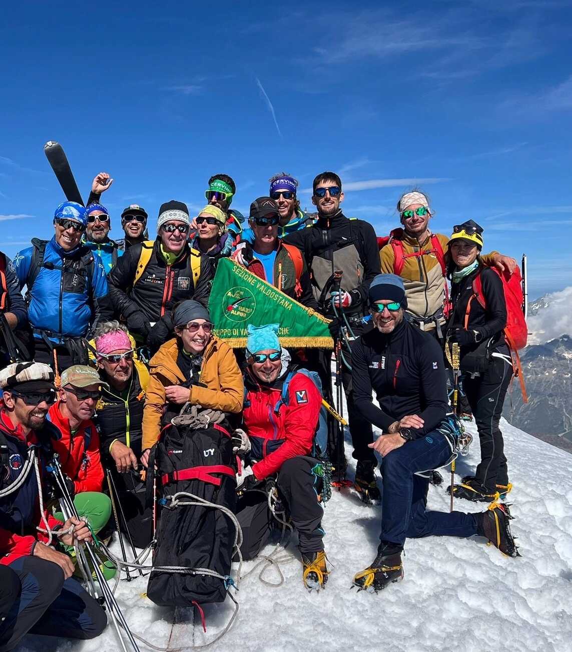 Fotografia degli Alpinisti InSuperAbili in cima al Breithorn