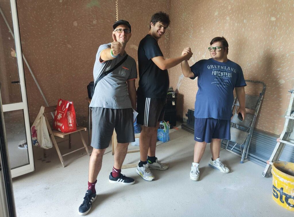 Fotografia di alcuni ragazzi durante la fase di ristrutturazione della Casa in Testa