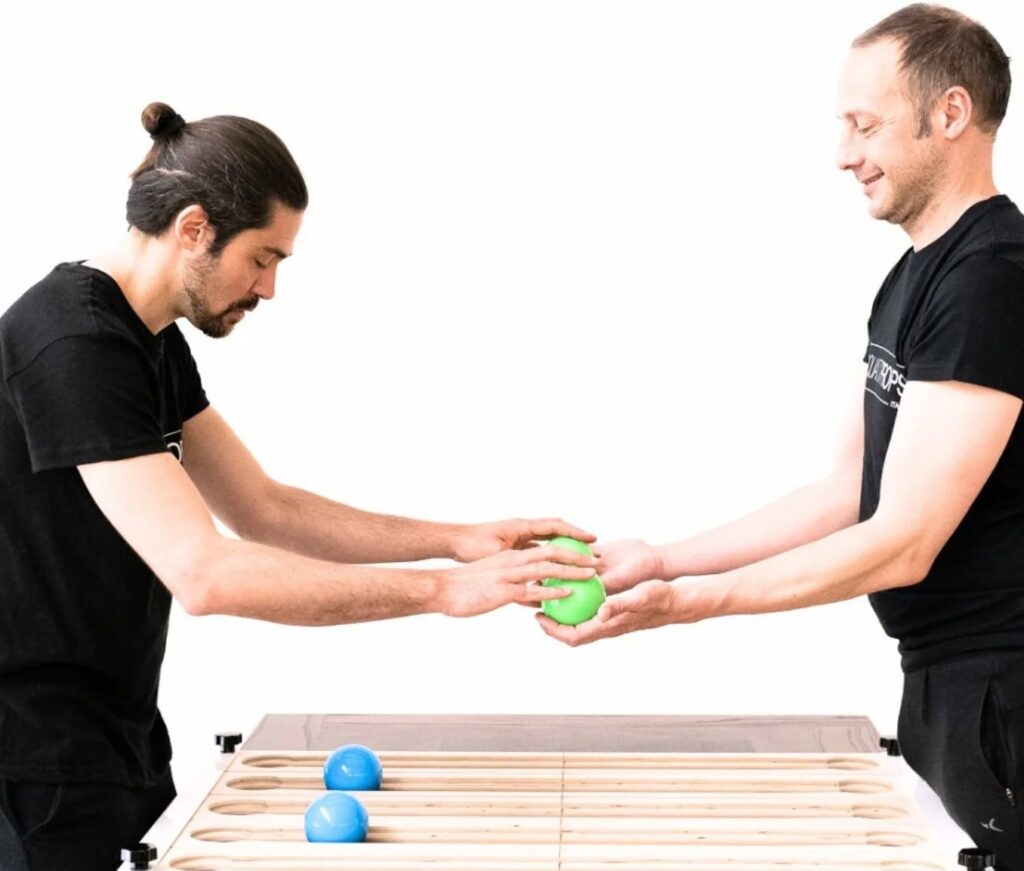 fotografia di Francesco Boni e un partecipante con un juggleboard