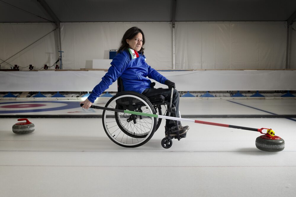 foto di Angela Menardi, Atleta Paralimpica di wheelchair curling, allenatrice di curling 1° livello, Consigliere Atleti nella Federazione Italiana Sport Ghiaccio Foto di Gerald Bruneau © Fondazione Bracco