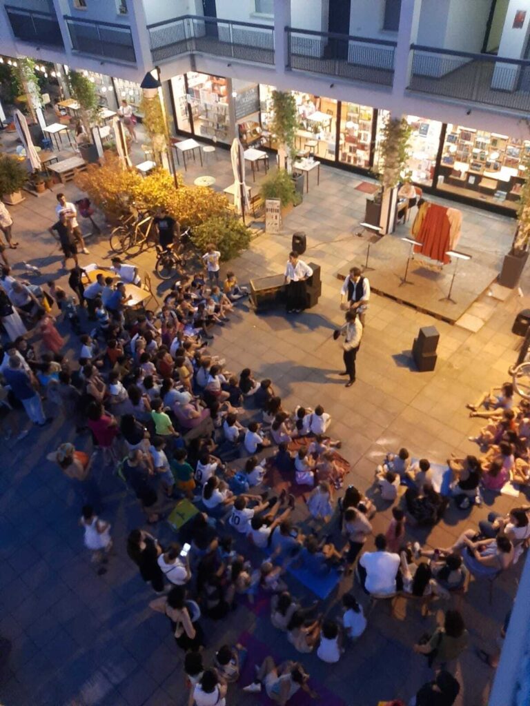 fotografia di attività davanti alla libreria Occasioni d'Inchiostro