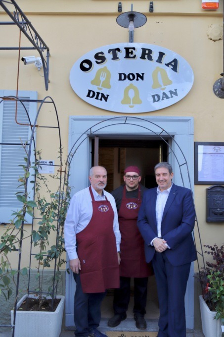 fotografia di Claudio e William Beretta con il sindaco Marco Ballarini