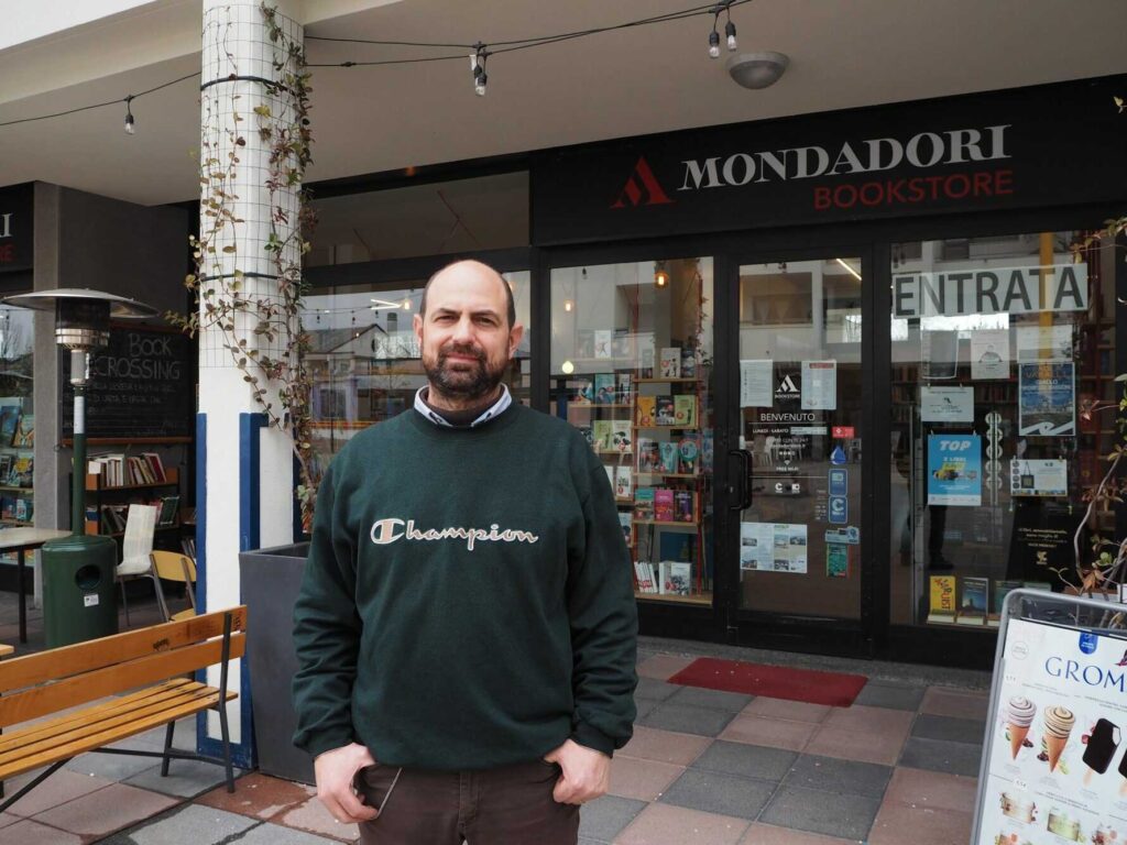 fotografia di Valerio Macchia davanti aalla libreria Occasioni d'Inchiostro