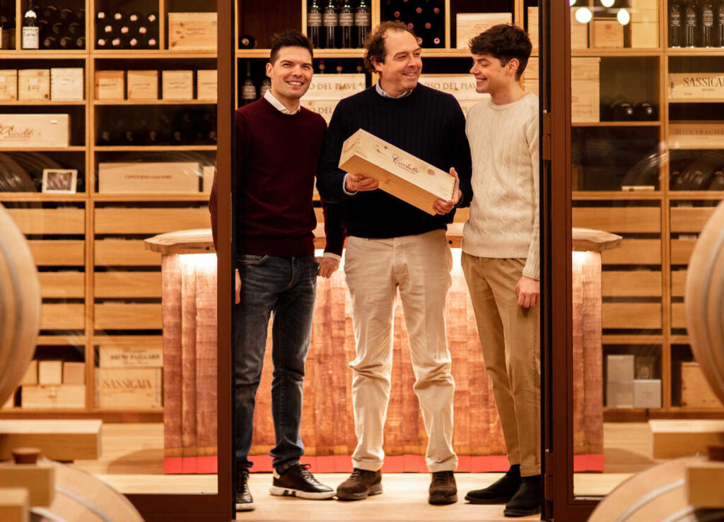 Fotografia di Giorgio Cecchetto tra i figli Marco e Alberto