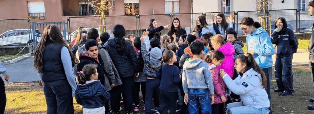Fotografia di attività all'aperto con i ragazzi e bambini di Coach di Quartiere
