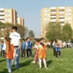 L’evoluzione di Coach di Quartiere tra inclusione e protagonismo giovanile Fotografia di attività all'aperto con i ragazzi e bambini di Coach di Quartiere