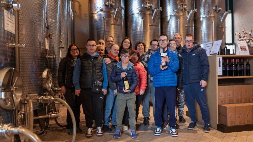 fotografia dei ragazzi dell’AIPD presso la cantina Cecchetto