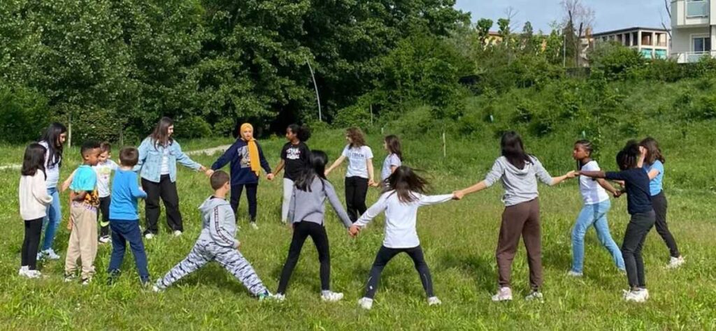 Fotografia di attività all'aperto con i ragazzi e bambini di Coach di Quartiere