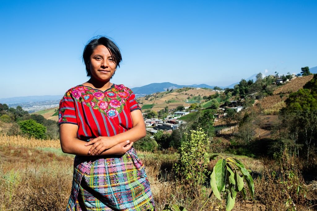 Foto di Juana Isabel Teleguario con lo sfondo delle campagne