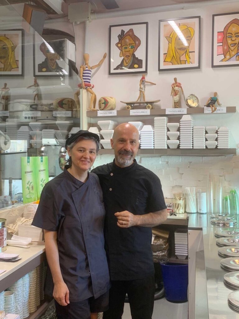 Fotografia di Paolo Formica e Federica Pagliari all'interno della loro gelateria